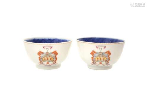 A PAIR OF CHINESE EXPORT FAMILLE-ROSE ARMORIAL SMALL BOWLS 清...