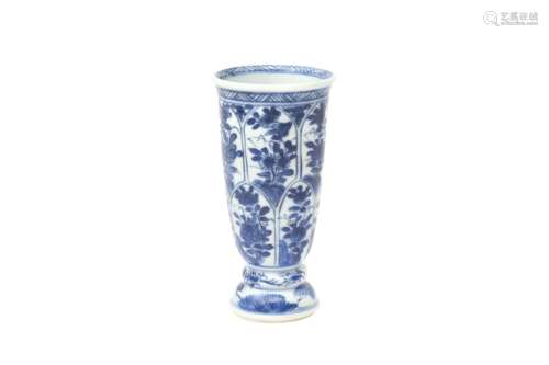 A SMALL CHINESE BLUE AND WHITE BEAKER VASE 清康熙 青花花卉紋...