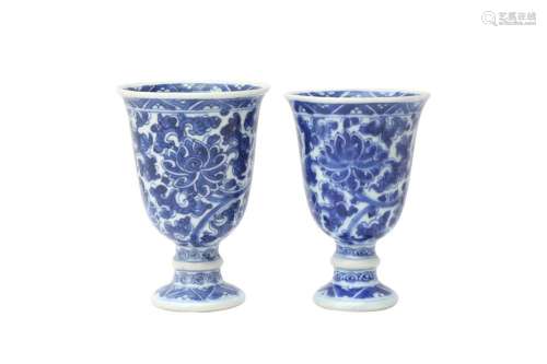 A NEAR-PAIR OF CHINESE BLUE AND WHITE GOBLETS 清康熙 青花蓮紋...