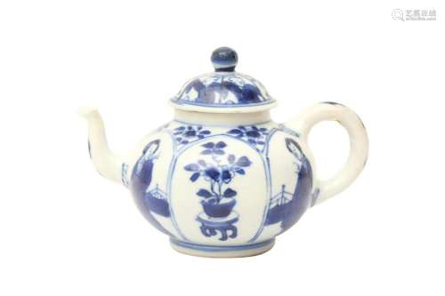 A CHINESE BLUE AND WHITE TEAPOT AND COVER 清康熙 青花美人圖紋...