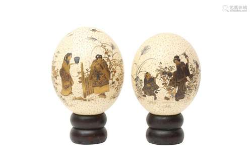 λ PAIR OF JAPANESE GILT-LACQUER DECORATED OSTRICH EGGS