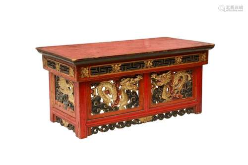 A TIBETAN WOOD CHOKTSE FOLDING ALTAR TABLE 十九世紀晚期 折疊...