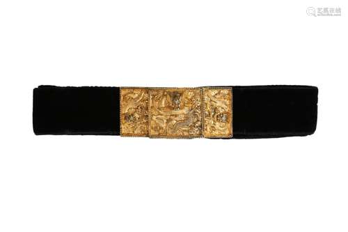 A CHINESE GILT-METAL 'DRAGON' BUCKLE