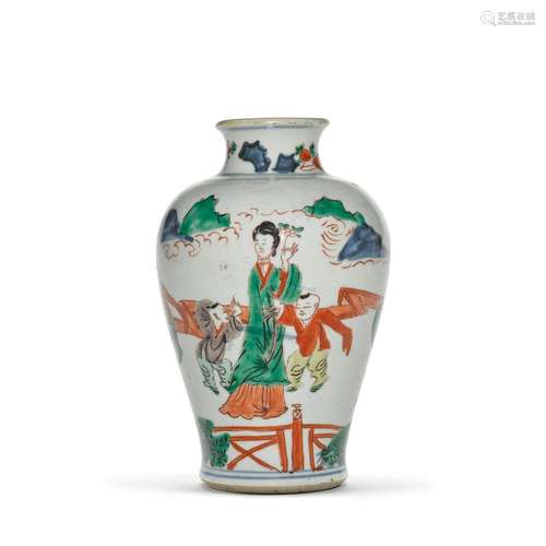 A small wucai baluster vase, Qing dynasty, Shunzhi / Kangxi ...