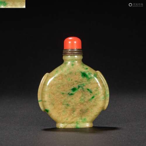 CHINESE EMERALD SNUFF BOTTLE FROM THE QING DYNASTY