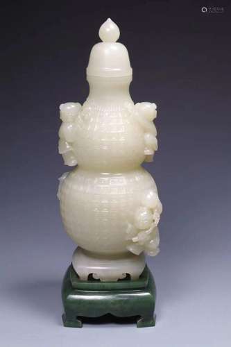 CHINESE HOTAN JADE VASE OF QING DYNASTY