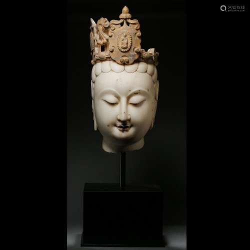 CHINESE WHITE JADE DEPICTS A GOLDEN BUDDHA HEAD IN TANG DYNA...