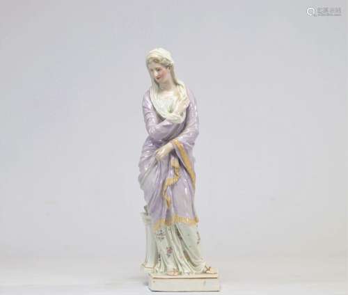 Jeune femme en porcelaine probablement du XVIIIe siècle \nPo...
