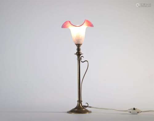 Lampe de table Art Nouveau en laiton et tulipe rose partiell...