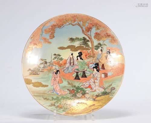 Assiette en porcelaine du Japon à décor de personnages\nPoid...