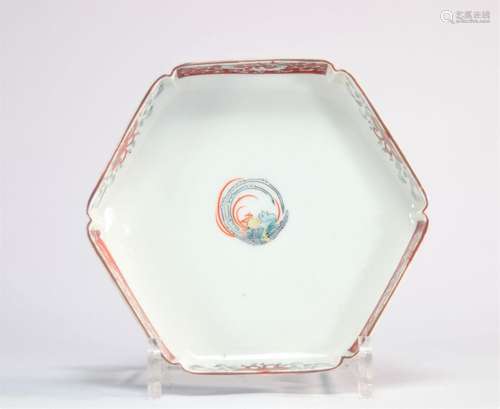 Assiette en porcelaine japonaise à décor de fleurs sur les c...