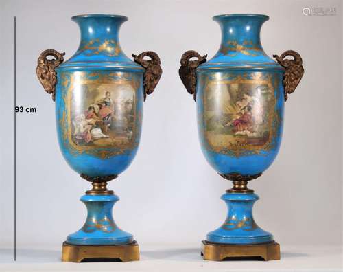 Paire de vases en porcelaine de Sèvres monumentales ornés de...