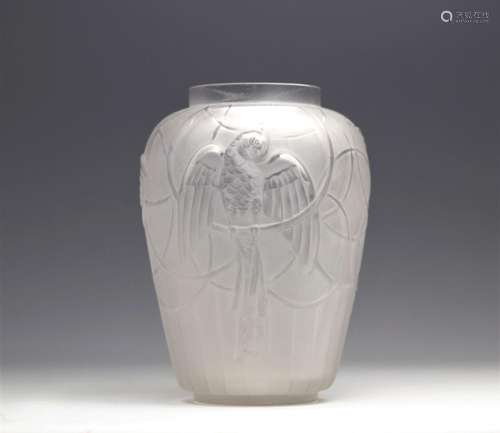 Marius-Ernest SABINO (1878-1961) Vase Art Déco à décor de pe...