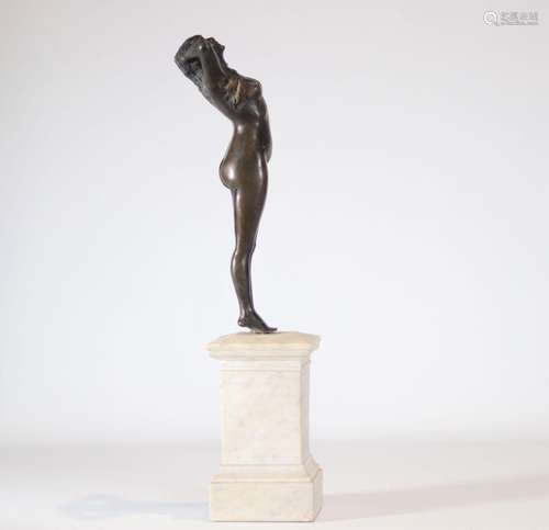 Femme nue en bronze sur socle en marbre \"L\'éveil\&quo...