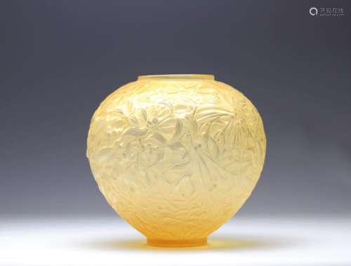 René LALIQUE (1860 - 1945) vase à décor de guis sur fond jau...