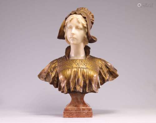 Buste de jeune femme en marbre et bronze vers 1900\nPoids: 1...