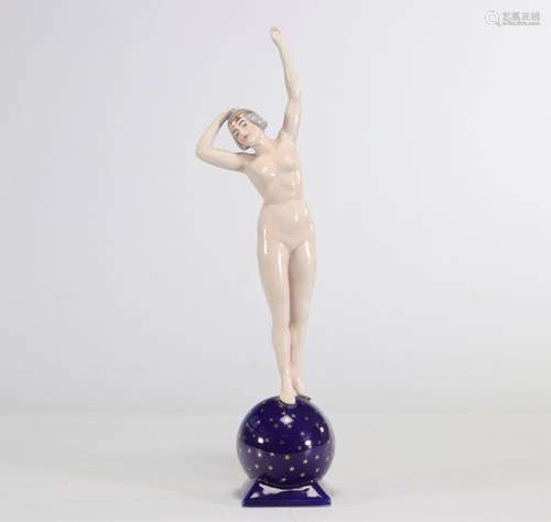 Porcelaine jeune femme nue dans le goût de Royal Dux\nPoids:...