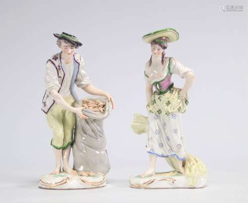 Couple en porcelaine allemande portant des vêtements traditi...