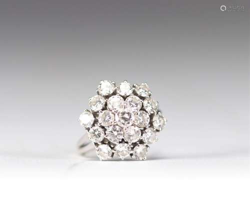 Bague en or blanc (18k) pour 5.7gr et diamants\nPoids: 5 g\n...