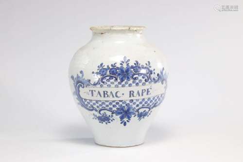 Pot à tabac râpé en faïence du XVIIe siècle \nPoids: 3.25 kg...