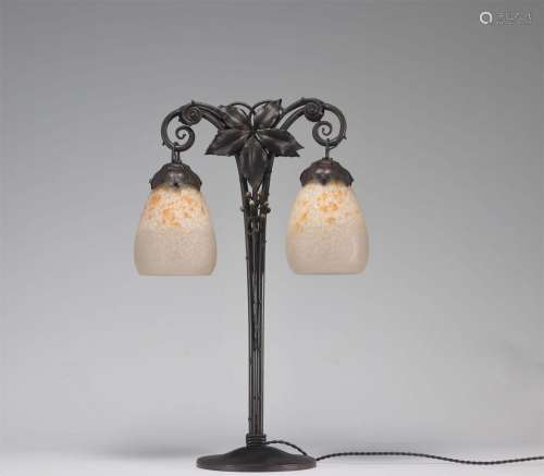 Lampe de table Art Nouveau double en métal forgé à décor vég...