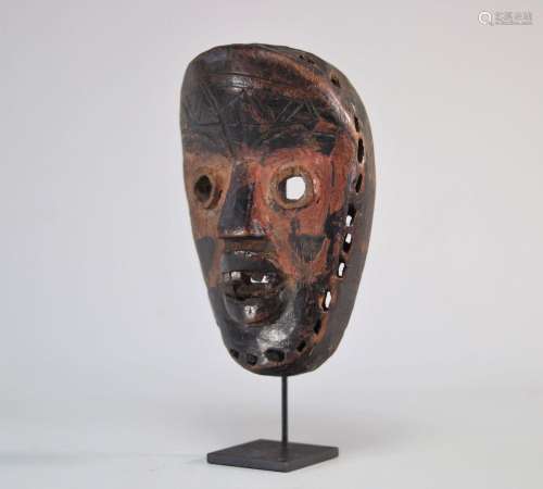 Masque Dan en bois sculpté et pigment rouge\nPoids: 170 g\nL...