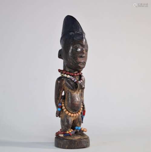 Ibeji yoruba statue en bois sculpté orné de perles\nPoids: 5...