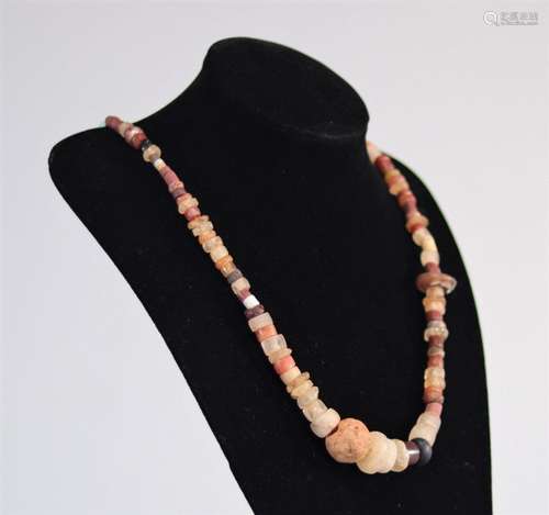 Collier africain en perles de verre\nPoids: 93 g\nLivraison ...