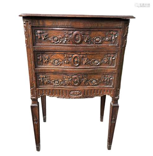 Petite commode Liégeoise richement sculptée (Belgique) \nPoi...