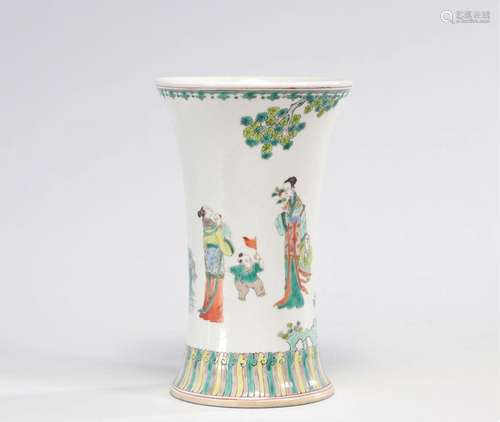 Vase en porcelaine de la famille verte à décor de personnage...