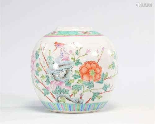 Vase boule en porcelaine de chine de la famille rose à décor...