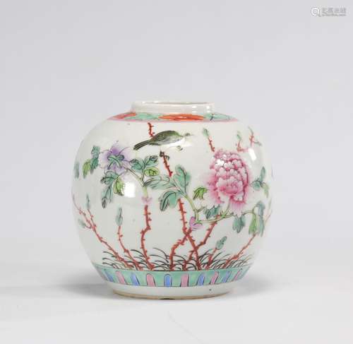 Vase boule en porcelaine de chine de la famille rose marque ...