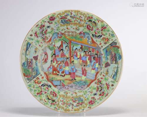 Grand plat en porcelaine à décor de personnages de Canton \n...