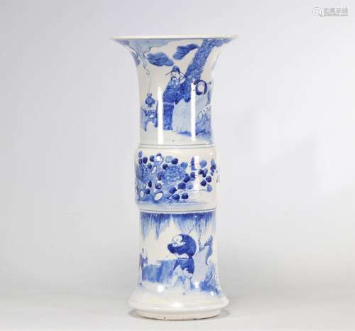 Vase en porcelaine en blanc et bleu de forme GU à décor de p...