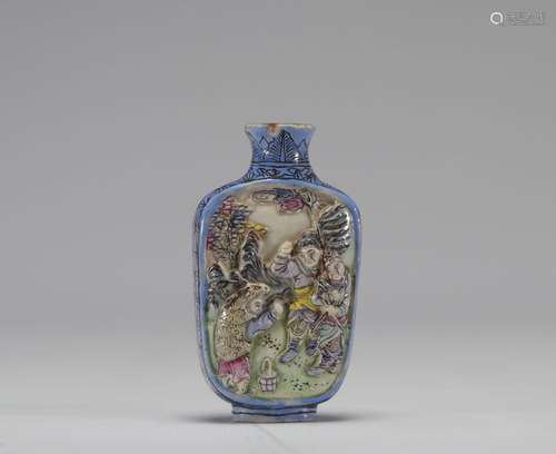 Tabatière en porcelaine de Chine famille rose en relief\nPoi...