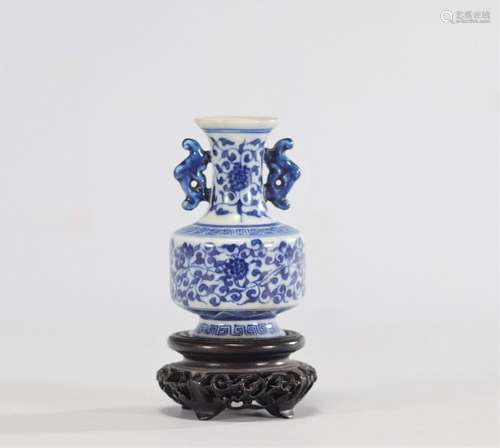 Petit vase en porcelaine en blanc et bleu\nPoids: 99 g\nLivr...