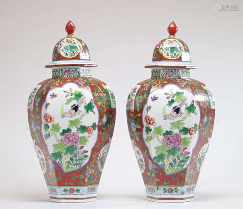 Paire de vases couvert en porcelaine de chine à décor d\'ois...