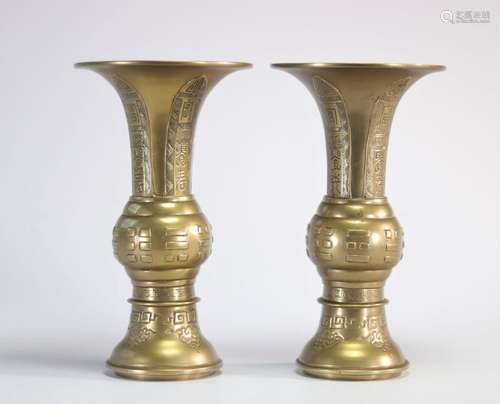 Paire de vases de forme GU en bronze archaïsant\nPoids: 2.80...