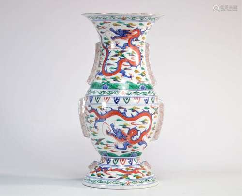 Vase en porcelaine à décor de dragons rouges et bleus - Duca...