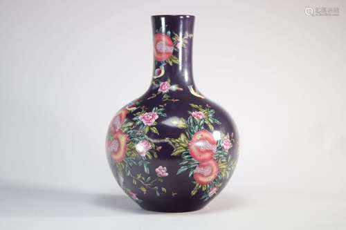 Vase en porcelaine de chine fond mauve à décor de grenades f...