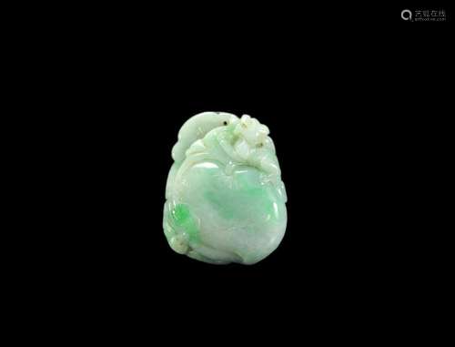 Jade sculpté d\'une pêche surmonté d\'une chauve-souris en c...