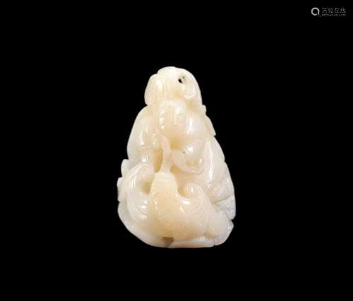 Jade blanc sculpté d\'un personnage et d\'une chauve-souris ...