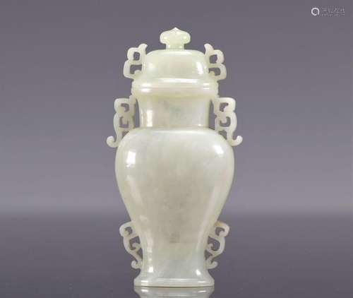 Vase couvert en jade vert clair d\'époque Qing (清朝) \nPoid...