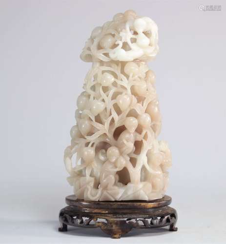 Sculpture en jade blanc \"Singes et fruits\"\nPoid...