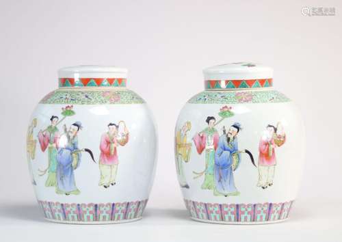 Paire de vases couvert en porcelaine famille rose\nPoids: 4....