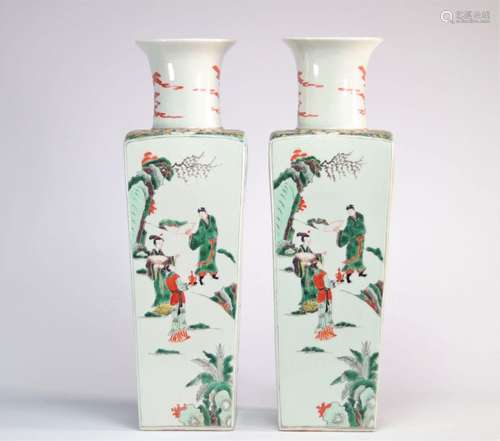 Paire de vases en porcelaine de la famille verte à décor de ...