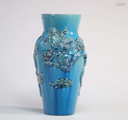 Vase en grès vernissé en bleu à décor de dragons\nPoids: 2.9...