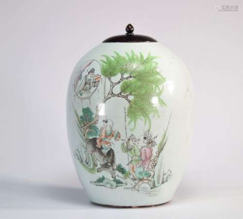 Vase couvert en porcelaine de chine à décor de personnages\n...