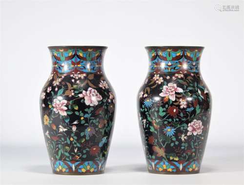 Paire de vases en bronze cloisonné à décor de fleurs\nPoids:...