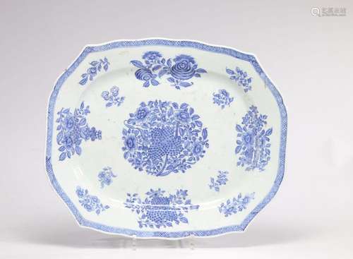 Grand plat en porcelaine de chine en blanc et bleu du XVIIIe...